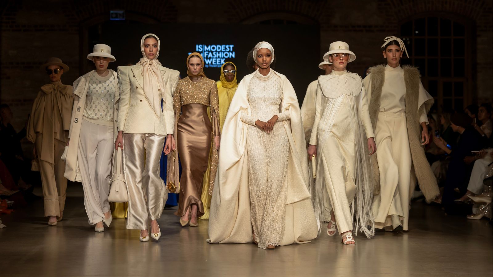 Buttonscarves & Halima Aden di Runway Istanbul Modest Fashion Week 2024 ...