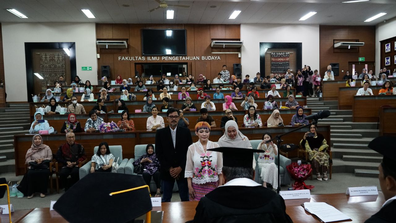Raih Gelar Doktor, Lenny Agustin Angkat Kebaya Modern Sebagai Busana Nasional Wanita Indonesia
